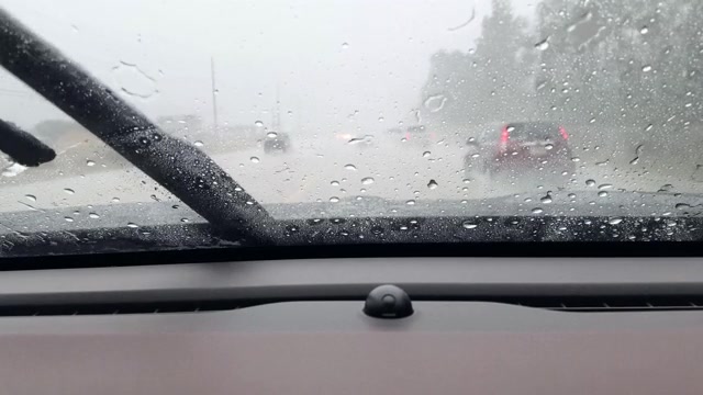 详情图-在暴雨中，高速公路司机POV穿过雨滴汽车的挡风玻璃。