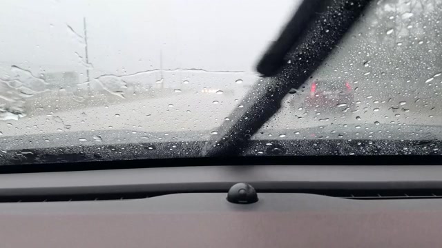 详情图-在暴雨中，高速公路司机POV穿过雨滴汽车的挡风玻璃。