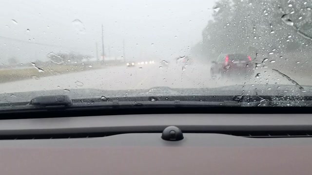 详情图-在暴雨中，高速公路司机POV穿过雨滴汽车的挡风玻璃。