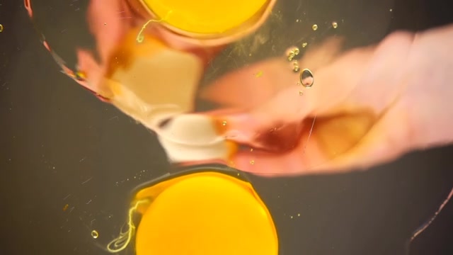 詳情圖-一個生雞蛋被打到一個玻璃碗里。底部視圖。