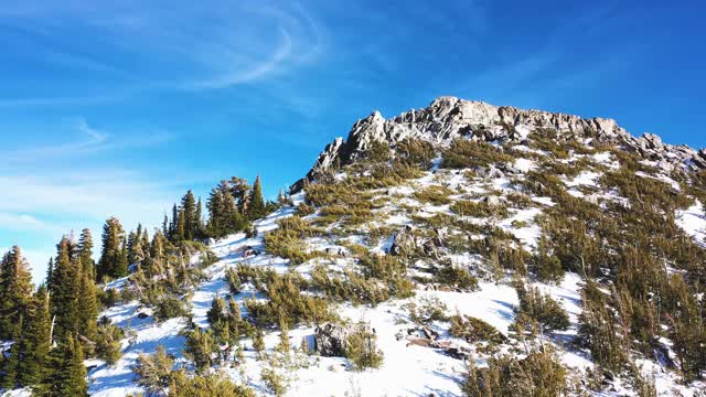 白雪覆盖的山顶和湖(天桥)