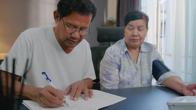 在家里的笔记本上写下血压和心率的数字