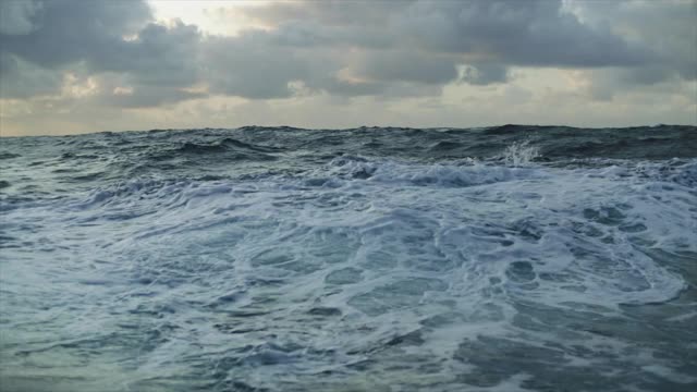 从船上观看波涛汹涌的大海