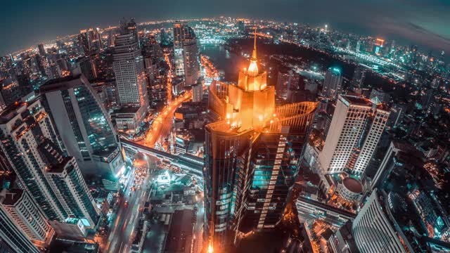 夜景鸟瞰城市与曼谷城市金融商务区交通运输，网络连接和创新技术理念