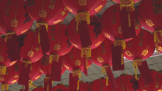 中国新年的灯笼与祝福文字意味着幸福健康和财富在中国寺庙与4K分辨率。