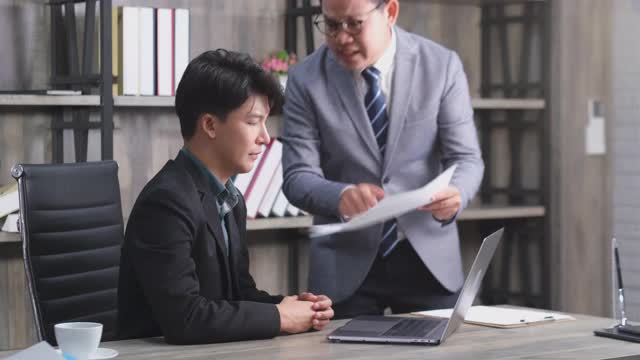 亚洲人的主管是责备他的高级雇员为糟糕的业务结果。