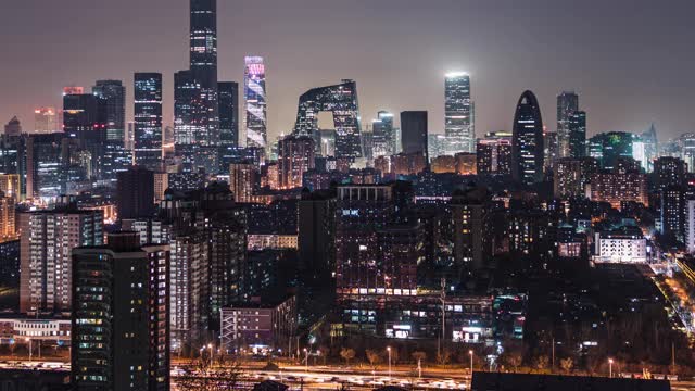 T/L TU鸟瞰图北京天际线和市中心在晚上/北京，中国