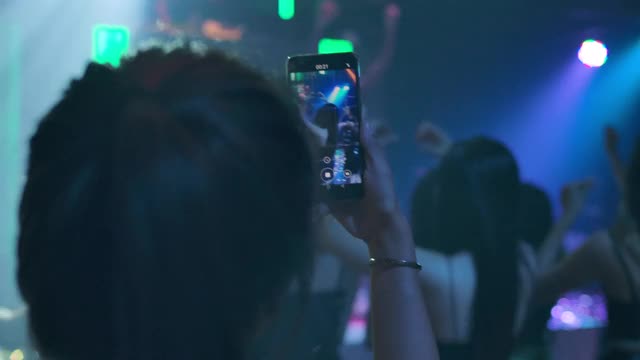 快樂的時(shí)間。一群年輕的亞洲女子在夜總會(huì)跳舞。