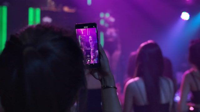 詳情圖-快樂(lè)的時(shí)間。一群年輕的亞洲女子在夜總會(huì)跳舞。