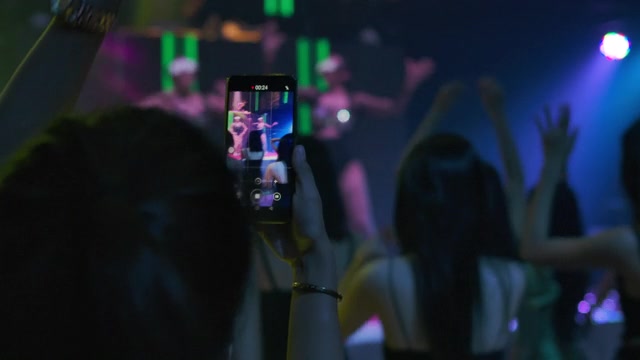 詳情圖-快樂(lè)的時(shí)間。一群年輕的亞洲女子在夜總會(huì)跳舞。