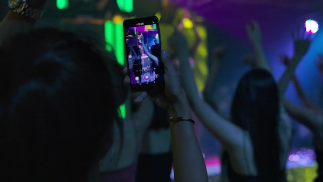 詳情圖-快樂(lè)的時(shí)間。一群年輕的亞洲女子在夜總會(huì)跳舞。