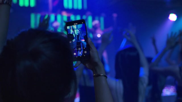 詳情圖-快樂(lè)的時(shí)間。一群年輕的亞洲女子在夜總會(huì)跳舞。