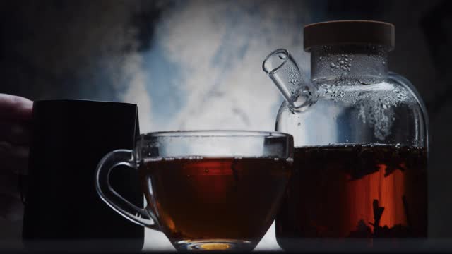 在茶中加入牛奶