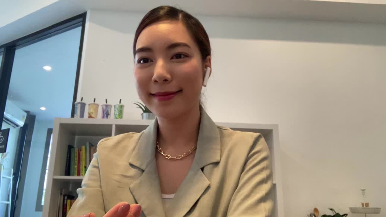 自信的女商人商业教练在办公室存货中看着相机说话