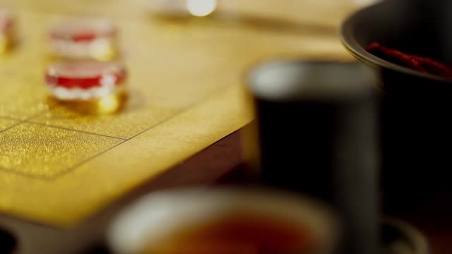 在金色棋盘上的玻璃中国象棋