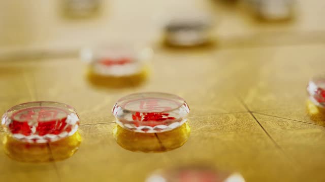 在金色棋盘上的玻璃中国象棋