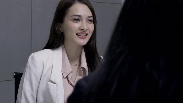 女性肖像被面试新工作。她在应聘新工作的面试中尽了最大努力。