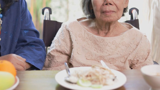 资深亚洲女人厌倦了食物。