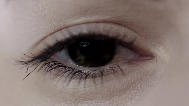 科罗拉多大学:一段时间内，一个女人的眼睛和拥挤的背景的双曝光照片