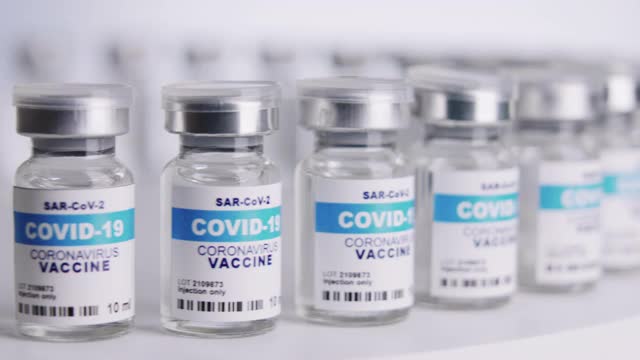 Covid-19疫苗瓶，白色背景