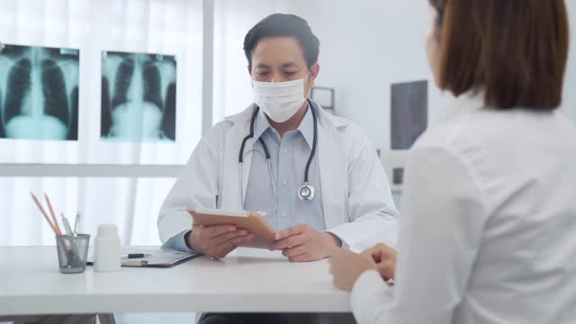 医生在病房里与病人谈论最近的症状