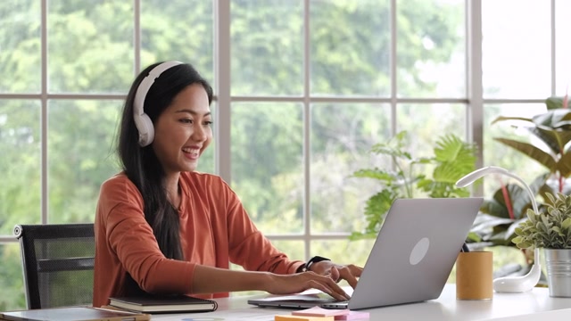 详情图-快乐的亚洲商务女性在家工作得到好消息时，与同事视频电话会议