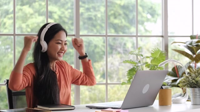详情图-快乐的亚洲商务女性在家工作得到好消息时，与同事视频电话会议