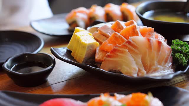 餐厅的一套生鱼片，日本传统风格的生鱼片