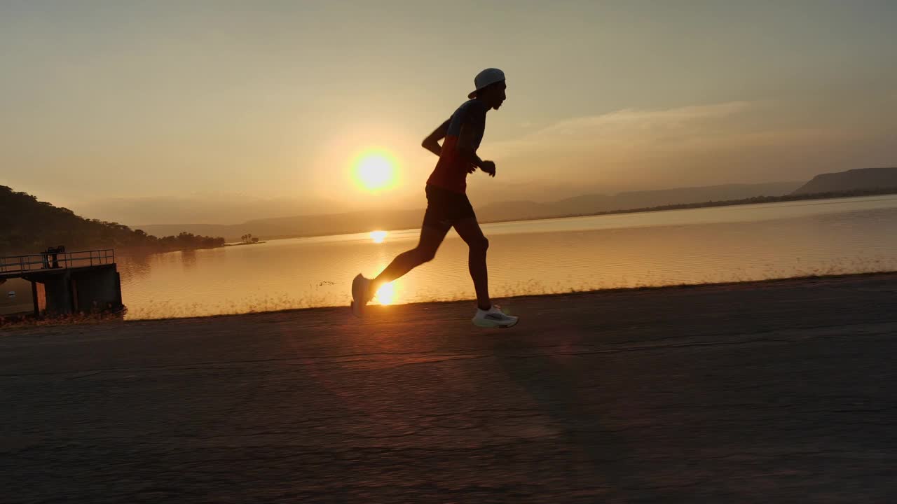 夕阳下奔跑的人