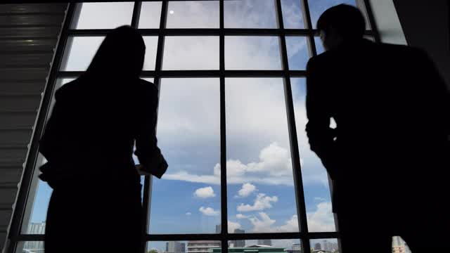 商人和商人握手一起做生意