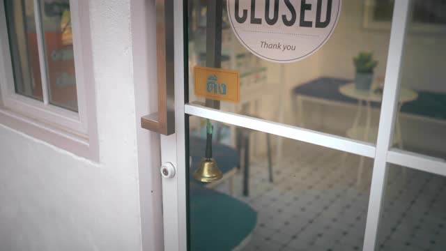商店门上的关门标志