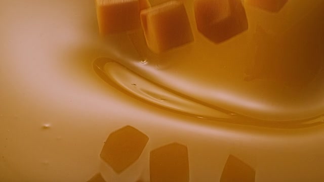 詳情圖-焦糖塊加入焦糖冰淇淋混合物