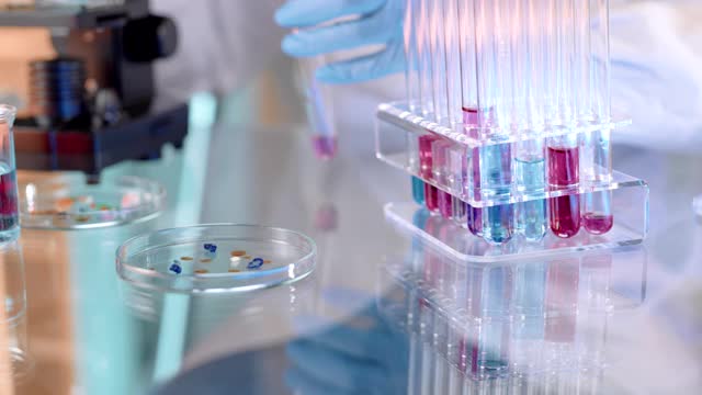 SLO MO科学家在实验室进行科学实验