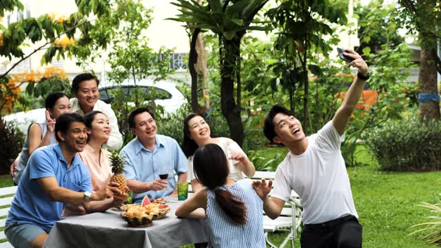 一群人在后院享用烧烤。