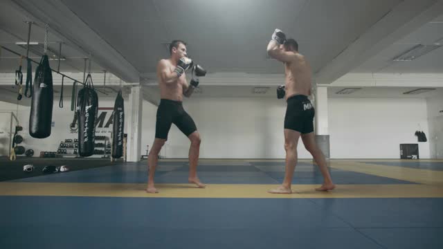 男子格斗者在綜合武術(shù)訓(xùn)練中跆拳道
