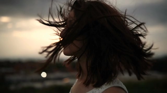详情图-风中人像