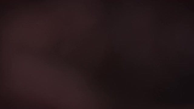 牛排落在木板上的慢动作