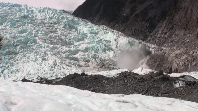 新西兰雪山中的冰川运动