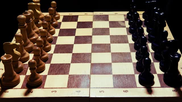 时间流逝的开始，从一盘经典的象棋开局。国际象棋首演法国防御，古董数字