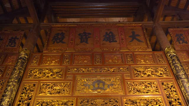 图为越南宁平市最大的寺庙建筑群白定塔内的金色坐佛。去越南旅游的概念