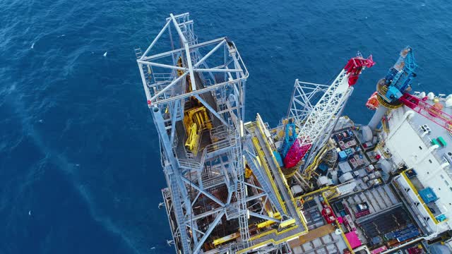 航拍近海石油平台近距离工作的白天时间