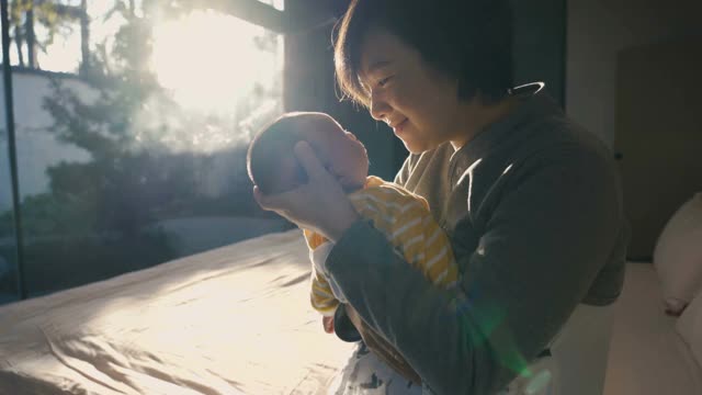 刚出生的女婴和她妈妈在一起