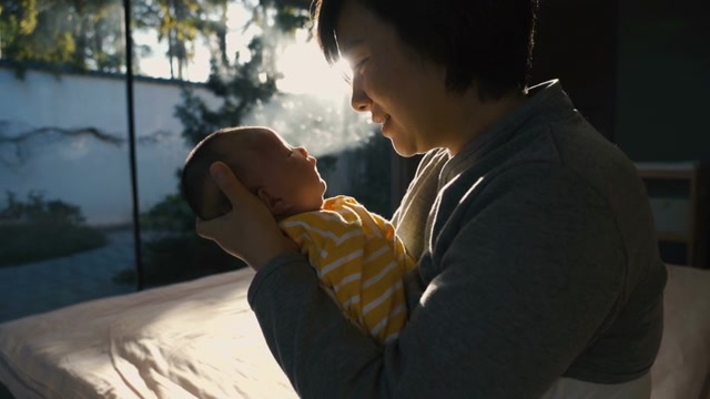 詳情圖-剛出生的女嬰和她媽媽在一起