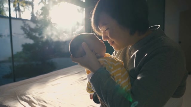 詳情圖-剛出生的女嬰和她媽媽在一起