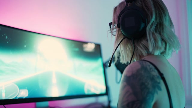 详情图-在电脑上玩游戏的女性主播
