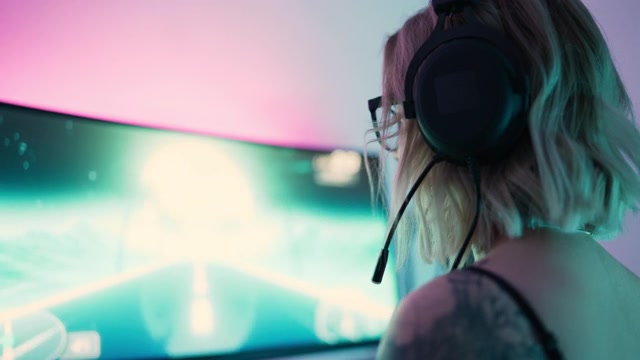 详情图-在电脑上玩游戏的女性主播
