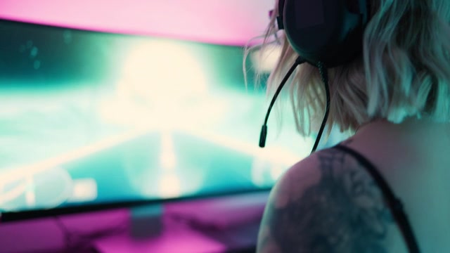 详情图-在电脑上玩游戏的女性主播