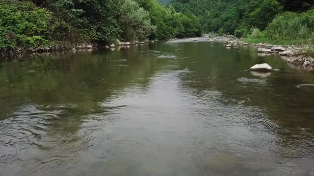 奥都省的湖泊，峡谷