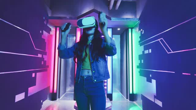 亚洲女性戴vr眼镜