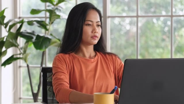 詳情圖-亞洲女性在家工作時，在筆記本電腦前做項目會感到壓力?？萍忌畹男鲁B(tài)